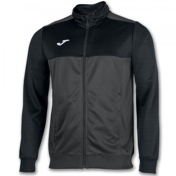 JOMA OPEN JACKET WITH ZIPPER THAT STANDS OUT DUE TO CONTRASTING YOKE AND FORWARD SHOULDER SEAM. INCLUDES ZIPPED POCKETS, RIBBING ON CUFFS FOR A BETTER FIT AND EMBROIDERED LOGO.