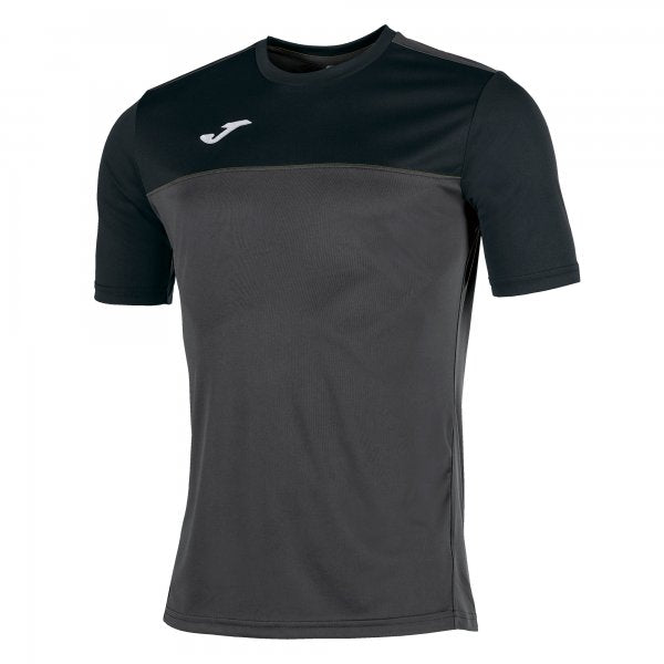 JOMA SHORT-SLEEVED T-SHIRT WITH A ROUND COLLAR AND CONTRASTING COLOUR YOKE AT THE FRONT. STANDS OUT DUE TO ITS DESIGN, WITH FORWARD SHOULDER SEAM AND EMBROIDERED LOGO.